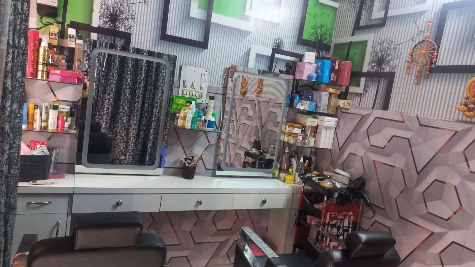 ROYAL BEAUTY PARLOUR