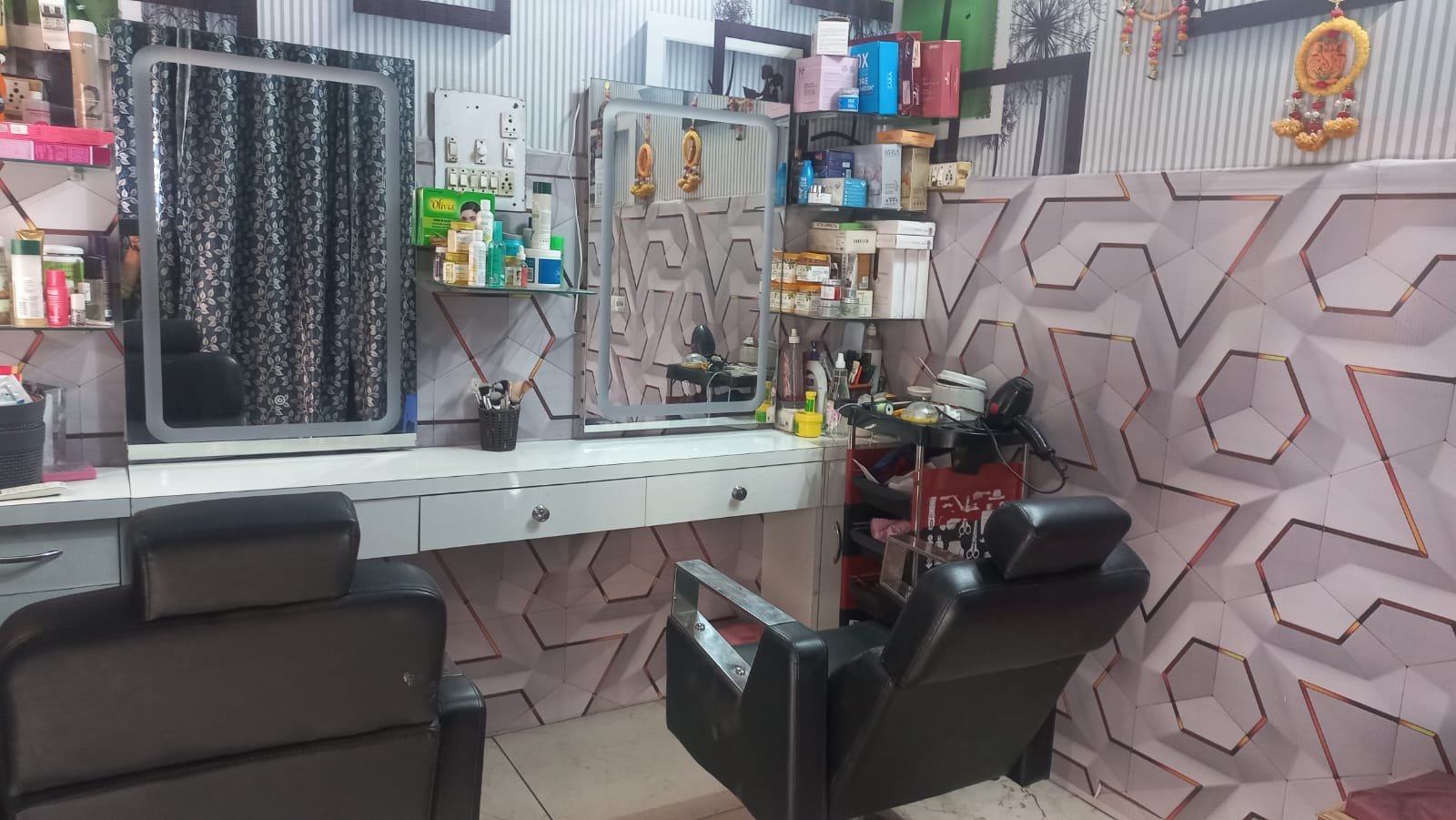 ROYAL BEAUTY PARLOUR